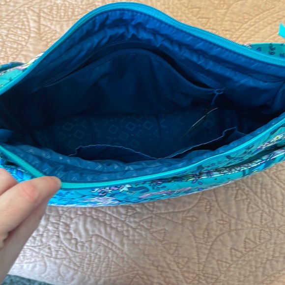 Vera Bradley large crossbody - Picture 3 of 9
